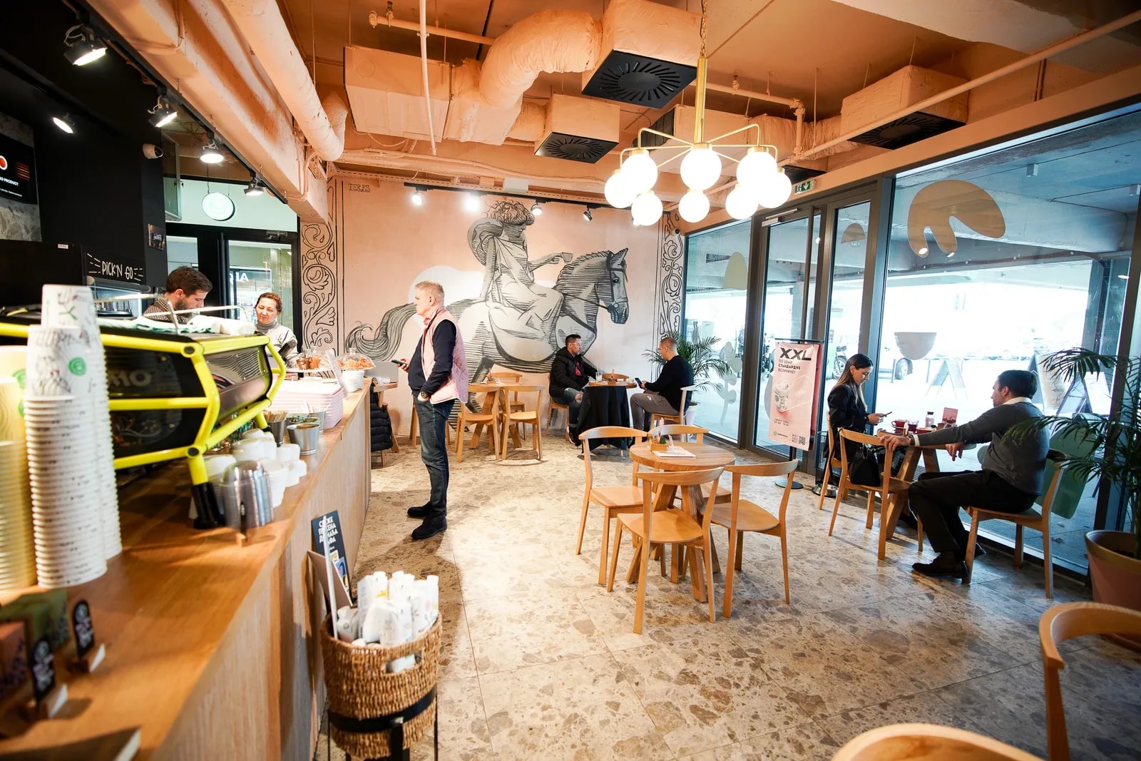 Counter and guests at a Kafeterija café